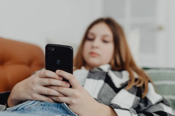 Uzależnienie od AI: kiedy asystent staje się_compulsją