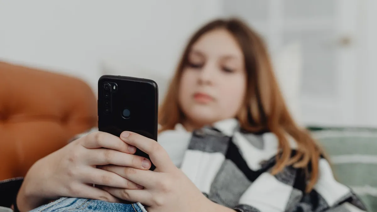 Uzależnienie od AI: kiedy asystent staje się_compulsją