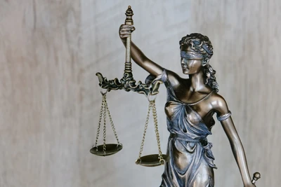 Kiedy algorytm dyskryminuje: pozwów i prawa przeciwko systemom AI