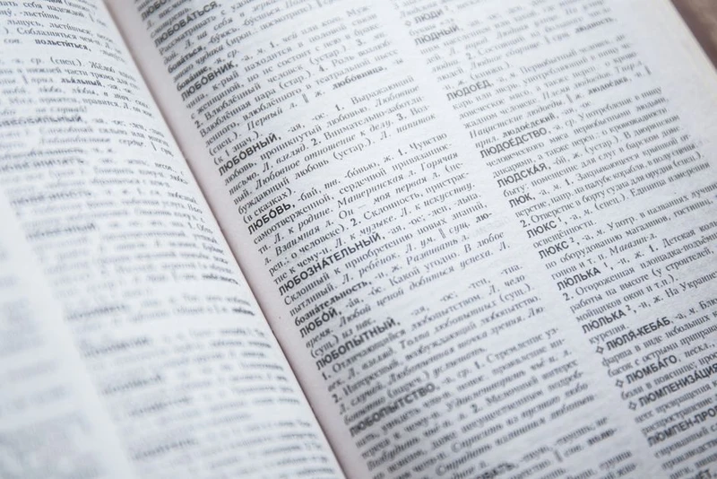 Bias tłumaczeń lingwistycznych w AI — co tracimy w maszynowym przekładzie