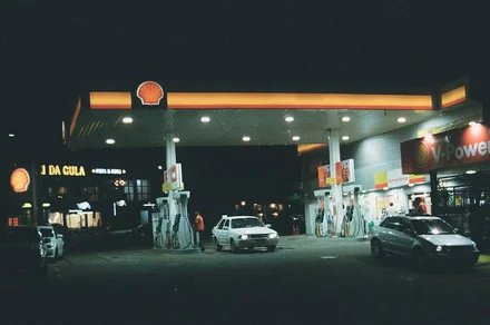 AI podnosi ceny na stacji: pozew o zmowę paliwową wobec Walmart, BP i 7-Eleven