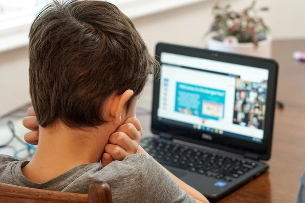 Wielka Brytania rusza na AI child abuse: raporty wzrosły ponad dwukrotnie w rok