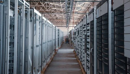 Emisje CO₂ centrów danych AI: technologiczny wysyp zakłóca cele klimatyczne