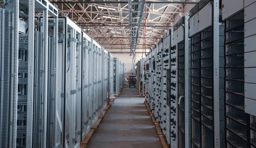 Emisje CO₂ centrów danych AI: technologiczny wysyp zakłóca cele klimatyczne