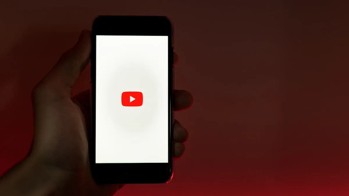 Fałszywe rekomendacje gwiazd: jak AI deepfake podrobił MrBeasta, Toma Hanksa i Martina Lewisa
