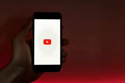Fałszywe rekomendacje gwiazd: jak AI deepfake podrobił MrBeasta, Toma Hanksa i Martina Lewisa