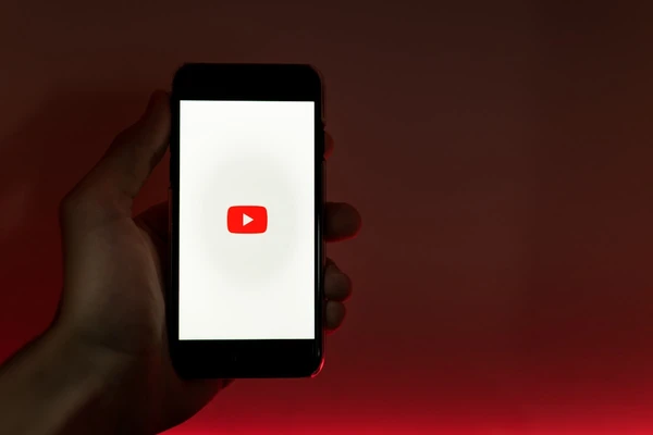 Fałszywe rekomendacje gwiazd: jak AI deepfake podrobił MrBeasta, Toma Hanksa i Martina Lewisa