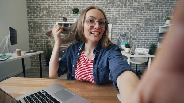 Fałszywi eksperci finansowi: sieć deepfake stron napędzająca wyłudzenia inwestycyjne