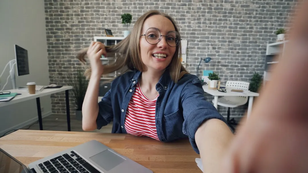 Fałszywi eksperci finansowi: sieć deepfake stron napędzająca wyłudzenia inwestycyjne