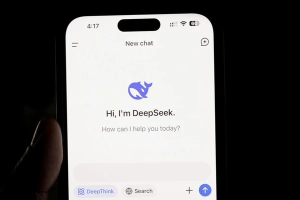 Deepfake w korporacji: jak AI zamienia głos i twarz w narzędzie oszustwa
