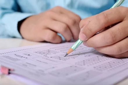 Oskarżony niesłusznie: gdy detektory AI pomylą ucznia z maszyną