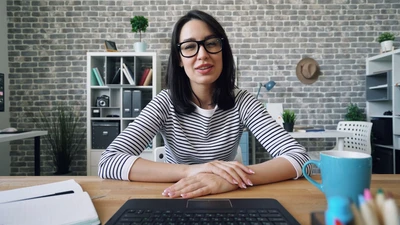 Fałszywi informatycy na wideorozmowach: jak agenci obcych wywiadów infiltrują firmy dzięki deepfake