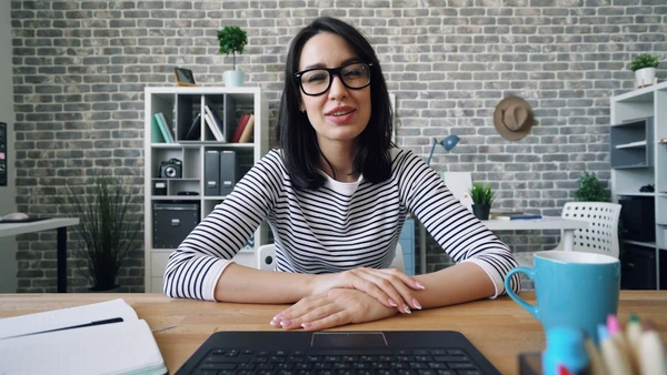 Fałszywi informatycy na wideorozmowach: jak agenci obcych wywiadów infiltrują firmy dzięki deepfake