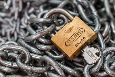Łamanie barier: techniki jailbreaków komercyjnych modeli językowych