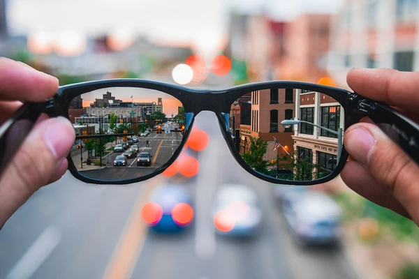 Okulary, które patrzą razem z tobą: Meta Ray-Ban i granica nagrywania bez zgody