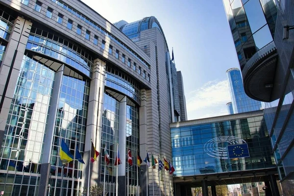 Nie kłamie, tylko po cichu się wtrąca — o przeciekach w AI Act
