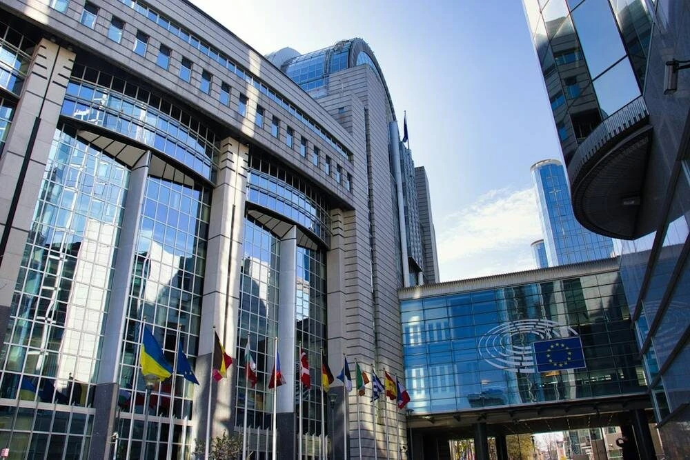 Nie kłamie, tylko po cichu się wtrąca — o przeciekach w AI Act