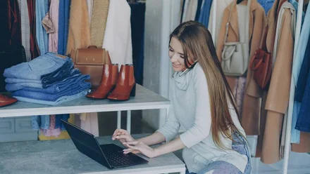 Wklej, odzyskaj pieniądze: AI pisze reklamacje, a straty zwrotów pędzą do 115 mld dolarów