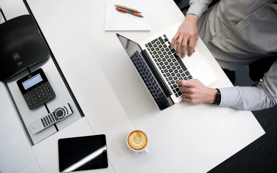 Shadow AI: gdy pracownicy wklejają firmowe tajemnice do publicznych chatbotów