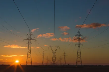AI a kryzys sieci energetycznych: gdy centra danych duszą lokalne sieci