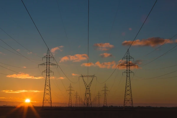 AI a kryzys sieci energetycznych: gdy centra danych duszą lokalne sieci