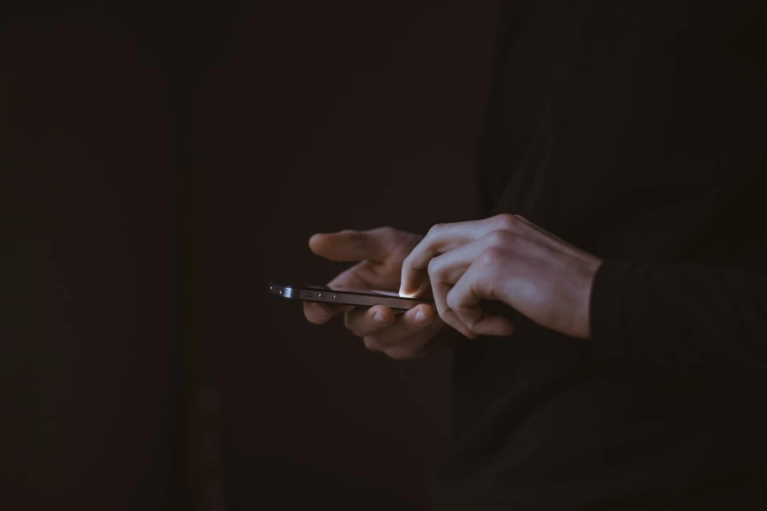 Cyfrowy towarzysz: gdy chatbot AI staje się najbliższym przyjacielem nastolatka