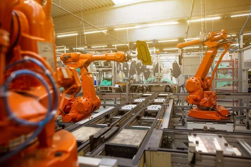AI zaniża wartość ludzkiej pracy: tanie odpowiedniki usług wielkich firm