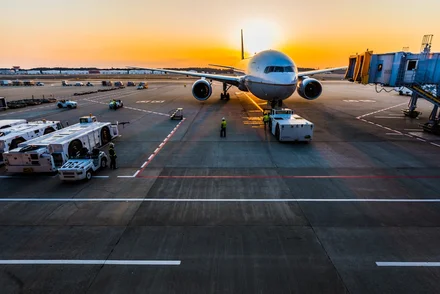 Air Canada i chatbot, który zmyślił politykę biletową: kiedy firma odpowiada za to, co wymyśli sztuczna inteligencja