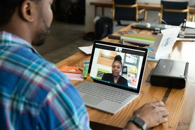 25 milionów dolarów z biura inżynieryjnego: deepfake video call obchodzi zabezpieczenia Arup w Hongkongu