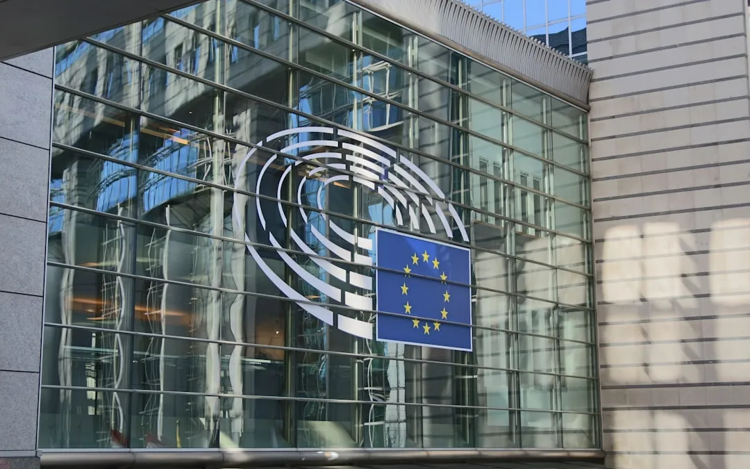 EU AI Act: zakazy ”unacceptable risk” i kary do 35 milionów euro — jak UE konstruuje ramy regulacyjne AI