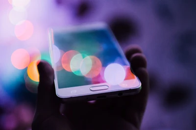 Replika i włoski zakaz Garante: chatbot, który wykorzystywał emocjonalnie podatnych użytkowników — i sprawa zamachu na Windsor